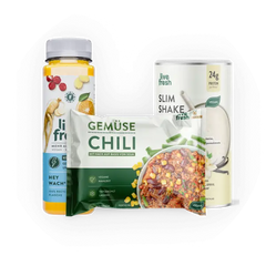 Kombination aus Proteinmix, Saft und Kurkuma-Curry-Mahlzeit von LiveFresh – ideal für eine ausgewogene, eiweißreiche Ernährung.