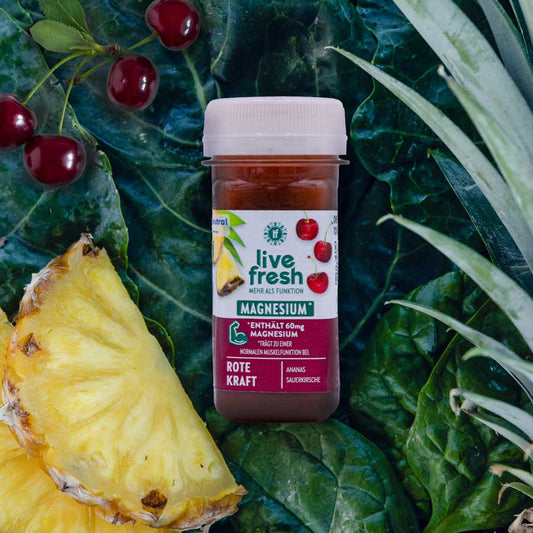 Rote KRaft Shot von LiveFresh mit Obst und grünem im HIntergrund. Enthält Magneisum Aufschrift.