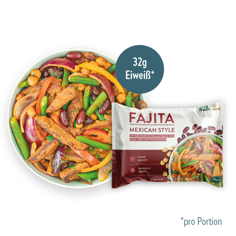Tiefkühlgericht "Fajita Mexican Style" von LiveFresh mit pflanzlichem Geschnetzeltem, Kidneybohnen, Kichererbsen, Paprika, roten Zwiebeln und grünen Bohnen, serviert in einer weißen Schüssel. Daneben die Produktverpackung mit rotem Design und einem Hinweis auf 32 g Eiweiß pro Portion.