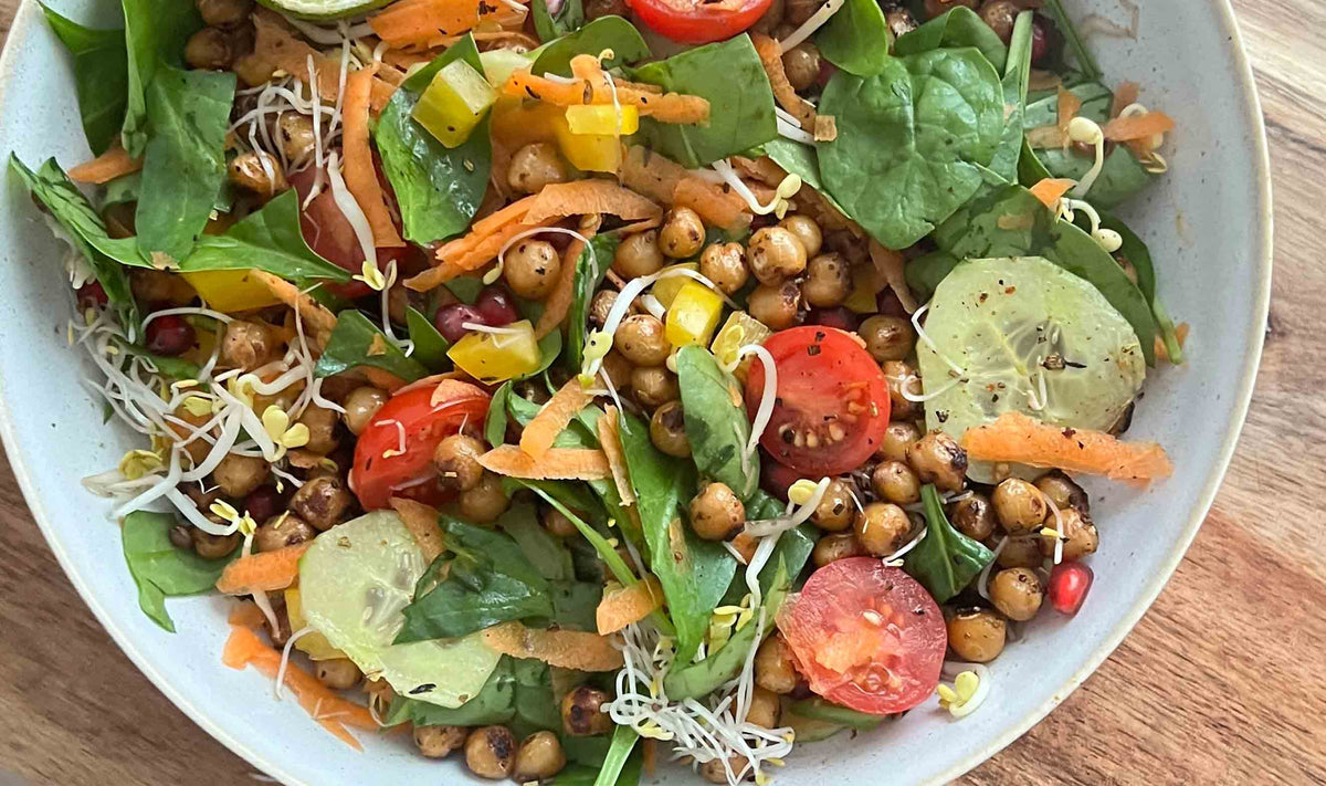 Frischer Sommersalat mit gerösteten Kichererbsen