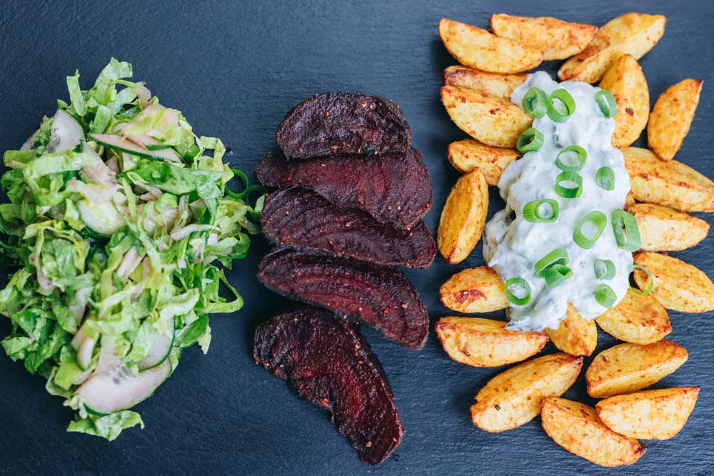 Ofengemüse mit High-Protein Sour Cream Dip & grünem Salat