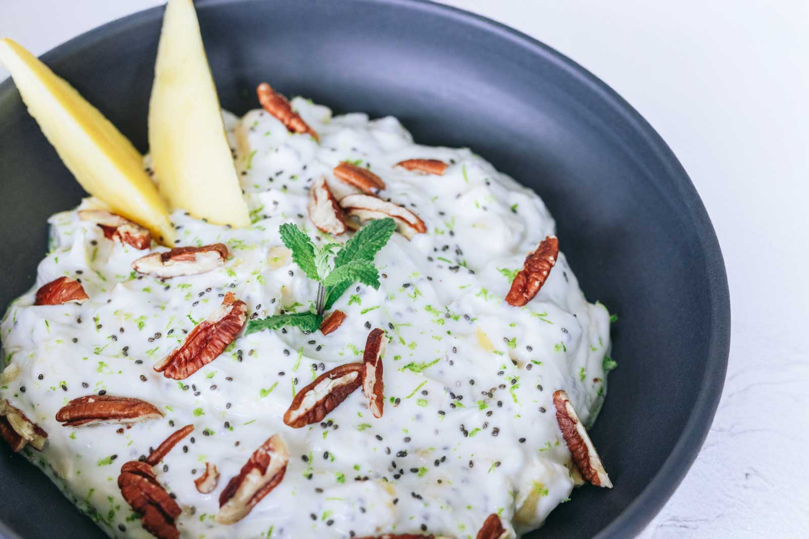 Skyr-Mango-Bowl mit Limette, Chiasamen & Pekannüssen