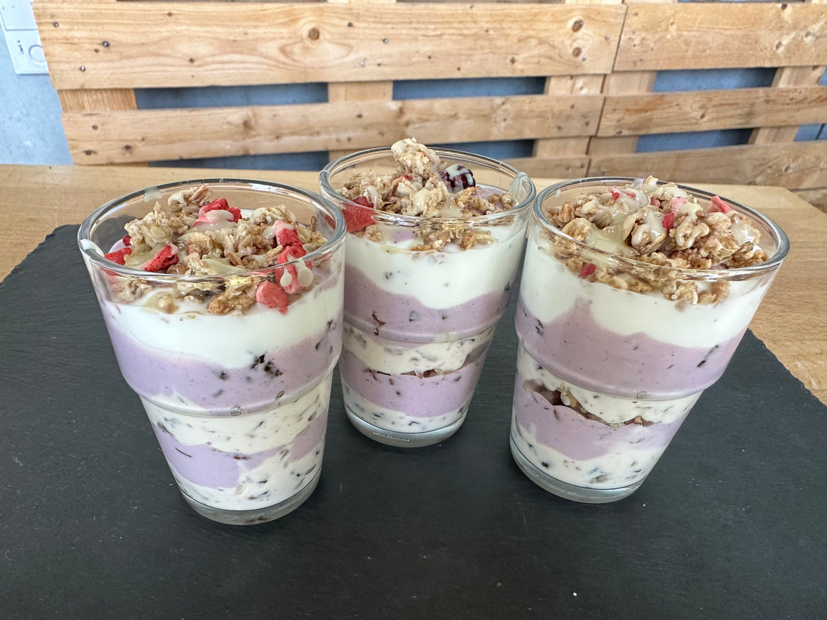 Skyr-Joghurt-Parfait mit Trockenfrüchten & Pekannüssen