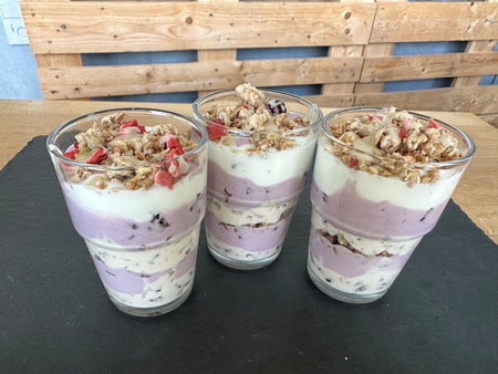 Skyr-Joghurt-Parfait mit Trockenfrüchten & Pekannüssen