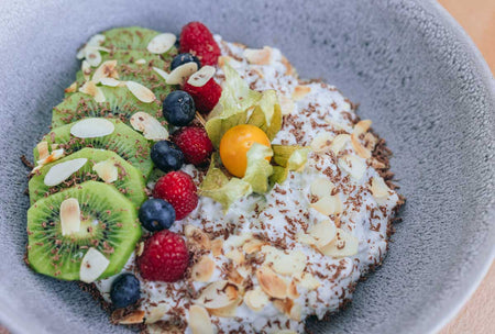 Skyr Protein Bowl mit Crunch & Beeren