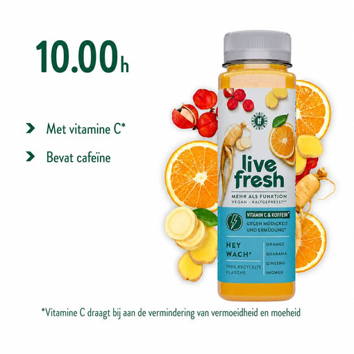 De afbeelding toont LiveFresh Hey Wach-sap met ingrediënten zoals sinaasappel, gember en guarana. Het wordt omringd door citrusvruchten en gember. De tekst benadrukt het gehalte aan vitamine C en cafeïne – ideaal om vermoeidheid tegen te gaan.
