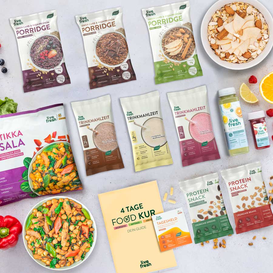 Diverse Auswahl an 'Live Fresh' Produkten, darunter Vegan Tikka Masala, verschiedene Porridge-Packungen und Trinkmahlzeiten auf hellem Untergrund, ideal für eine ausgewogene Ernährung.