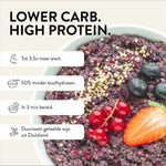 Frühstücksbowl mit Beeren und Samen zeigt eiweißreiche Option zum Abnehmen mit weniger Kohlenhydraten. Text im Bild lautet "LOWER CARB. HIGH PROTEIN. Tot 3,5x meer eiwit. 50% minder koolhydraten. In 3 min bereid. Duurzaam geteelde soja uit Duitsland."