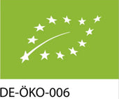 Dieses Bild zeigt das EU-Bio-Logo: ein grünes Rechteck mit einem Blatt aus weißen Sternen, das die ökologische Produktion innerhalb der Europäischen Union kennzeichnet. Darunter steht „DE-ÖKO-006“, was die Kontrollstellennummer in Deutschland angibt.