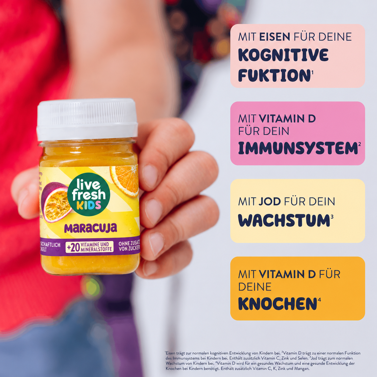 LiveFresh Kids Maracuja Drink mit gelbem Etikett und Maracuja- sowie Orangenmotiven in einer Hand gehalten. Rechts befinden sich vier farbige Infoboxen zu kognitiver Funktion, Immunsystem, Wachstum und Knochen.
