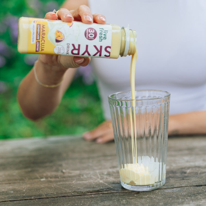 Skyr Drink wird in ein Glas geschüttet. 