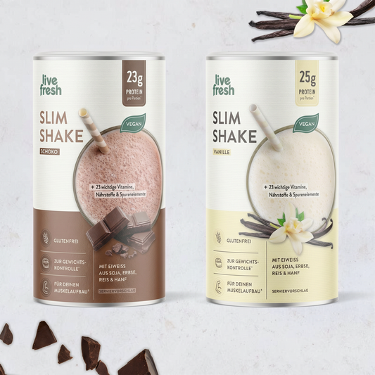 Zwei Dosen „live fresh Slim Shake“ in den Sorten Schoko und Vanille nebeneinander auf hellem Hintergrund mit Schokoladenstücken und Vanilleschoten. Auf den Verpackungen steht „23g Protein pro Portion“, „25g Protein pro Portion“, „Vegan“ und „+ 23 wichtige Vitamine, Nährstoffe & Spurenelemente“.
