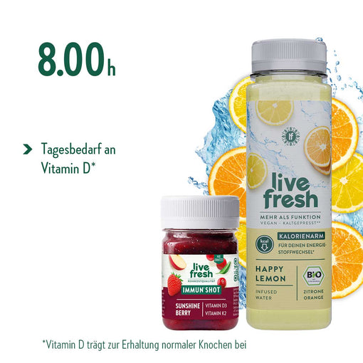 Morgendlicher Start in den Tagesablauf der Saftkur um 8.00 Uhr mit Live Fresh Happy Lemon und Sunshine Berry Immun Shot vor Zitronen und Orangen. Der Text lautet 