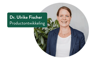 Portret van Dr. Ulrike Fischer van productontwikkeling met een professionele glimlach en neutrale achtergrond.