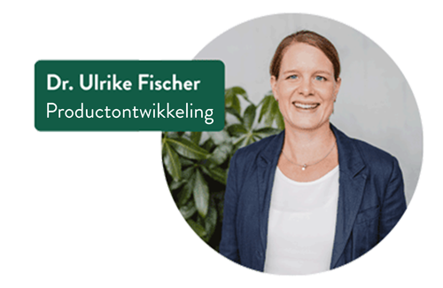 Portret van Dr. Ulrike Fischer van productontwikkeling met een professionele glimlach en neutrale achtergrond.