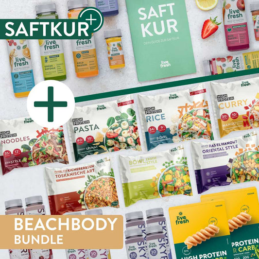 Das Bild zeigt das "BEACHBODY BUNDLE" von LiveFresh, bestehend aus einer Kombination aus Saftkur-Produkten und proteinreichen Fertiggerichten. Oben sind verschiedene Säfte und Shots in bunten Farben sowie ein grünes Booklet mit dem Titel „Saftkur – Dein Guide zur Saftkur“ zu sehen. Darunter befinden sich tiefgefrorene Mahlzeiten wie High Protein Noodles, Pasta, Rice Bowls, Currys und orientalische Gerichte, alle mit klar gekennzeichneten Proteingehalten und Zutaten. 