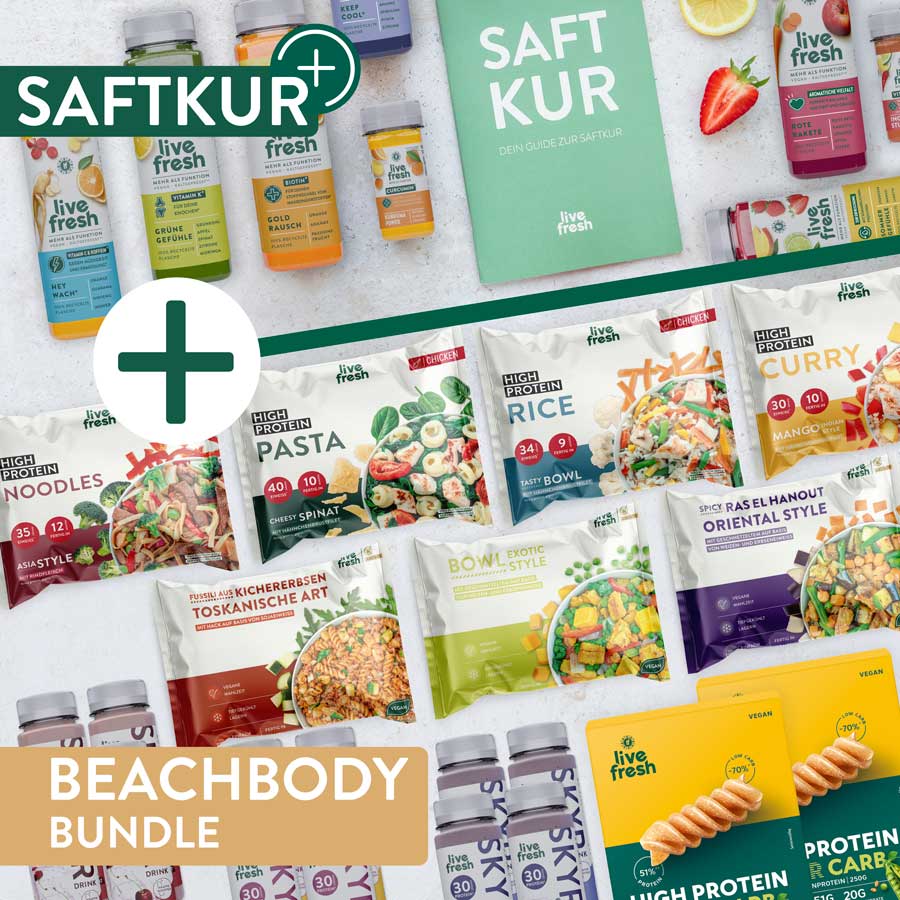 Das Bild zeigt das "BEACHBODY BUNDLE" von LiveFresh, bestehend aus einer Kombination aus Saftkur-Produkten und proteinreichen Fertiggerichten. Oben sind verschiedene Säfte und Shots in bunten Farben sowie ein grünes Booklet mit dem Titel „Saftkur – Dein Guide zur Saftkur“ zu sehen. Darunter befinden sich tiefgefrorene Mahlzeiten wie High Protein Noodles, Pasta, Rice Bowls, Currys und orientalische Gerichte, alle mit klar gekennzeichneten Proteingehalten und Zutaten. 