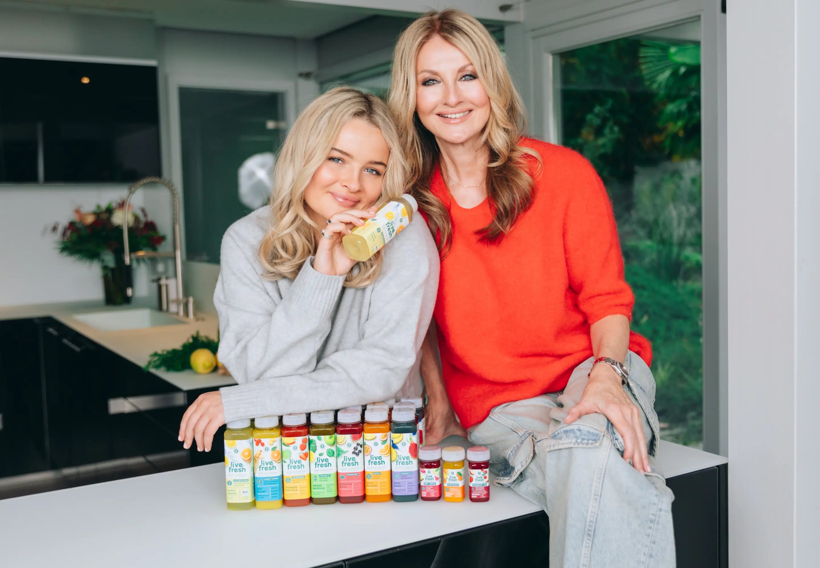 Frauke & Nele Ludowig in einer Küche mit einer Saftkur von LiveFresh