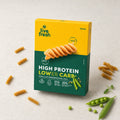 LiveFresh High Protein Lower Carb Fusilli: verpakking met losse fusilli, erwten en erwtenpeulen op een lichte achtergrond.