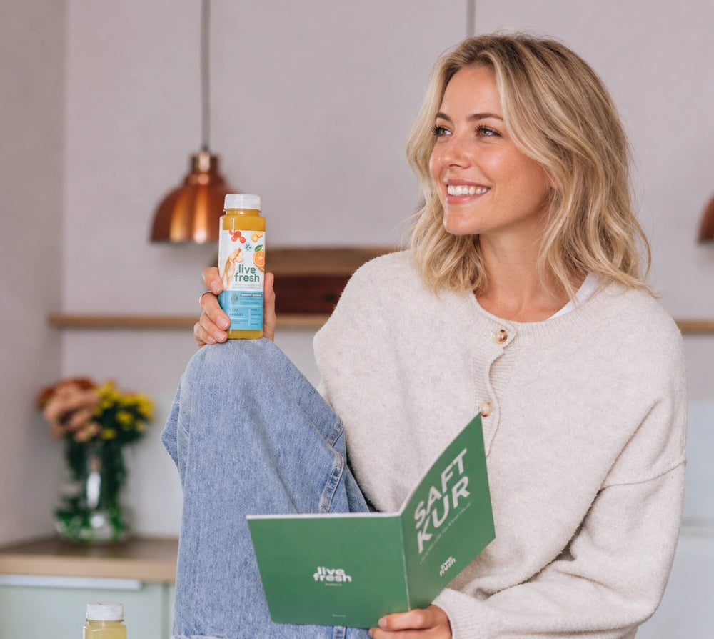 Frau trinkt einen LiveFresh Daily Balance Drink