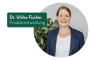 Porträt von Dr. Ulrike Fischer, Mitarbeiterin in der Produktentwicklung bei LiveFresh. Sie trägt einen dunkelblauen Blazer über einem weißen Oberteil und lächelt in die Kamera. Links im Bild steht ihr Name und ihre Position auf einem grünen Schild.