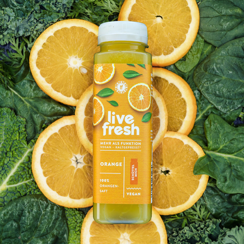 LiveFresh Orangensaft in der 250ml Flasche. Orangenes Rundumlabel und im HIntergrund frische Orangescheiben und grüne Blätter.