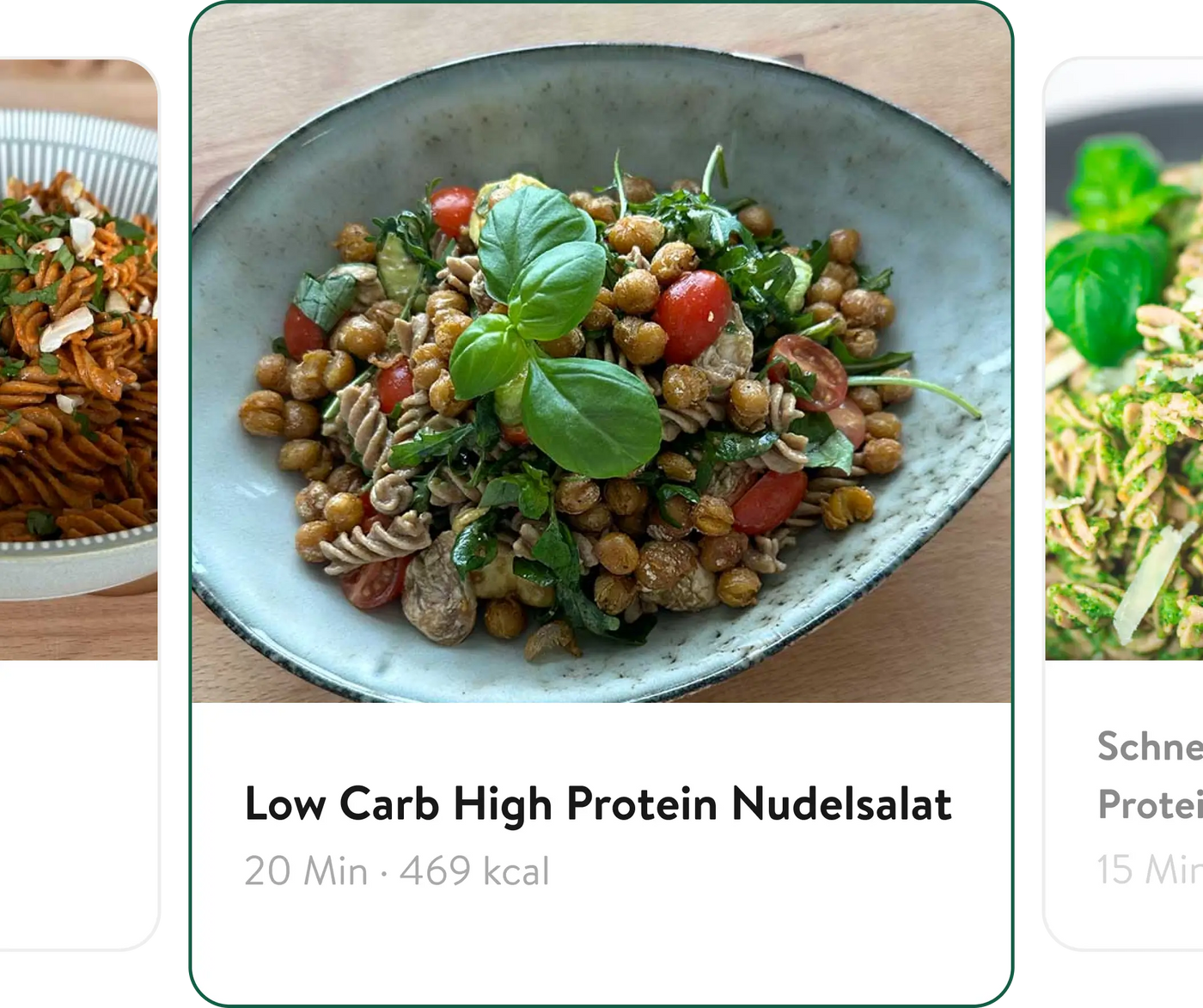ausschnitt aus der LiveFresh App mit Rezepten, slider auf dem mittig ein Low Carb High Protein Nudelsalat rezet zu sehen ist mit der angabe 20min und 469 kcal. links udn rechts sieht man weitere rezeote in Anschnitt.