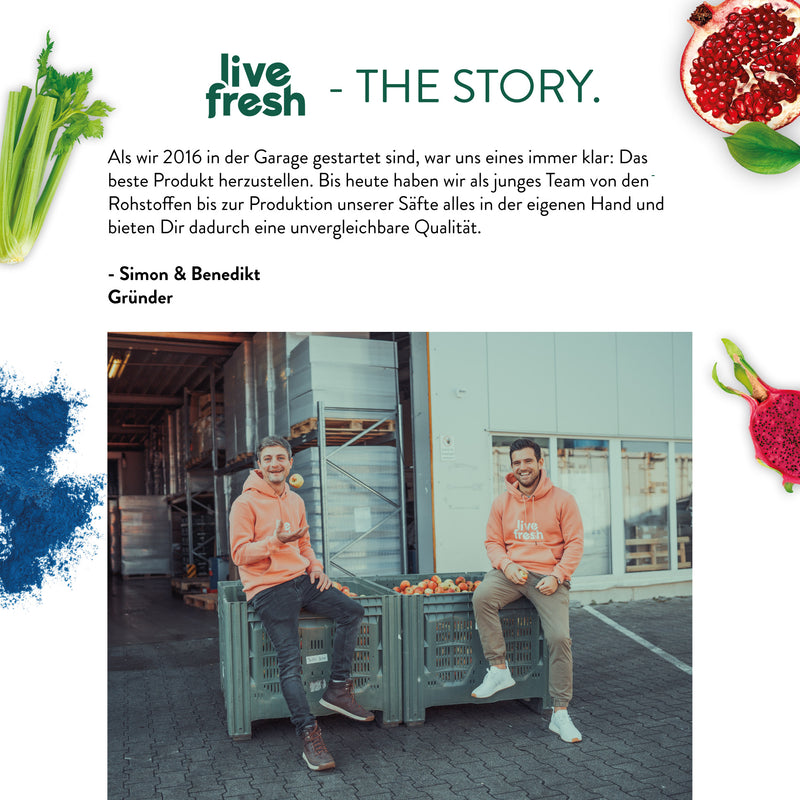 Zeigt die Geschichte von „Live Fresh“. Der Text beschreibt, wie das Unternehmen 2016 in einer Garage mit dem Ziel gegründet wurde, das beste Produkt herzustellen. Das Team kontrolliert den gesamten Prozess von den Rohstoffen bis zur Produktion der Säfte selbst, um unvergleichliche Qualität zu bieten. Unter dem Text sieht man die Gründer, Simon und Benedikt, die in orangen „Live Fresh“-Pullovern vor einer Kiste voller Äpfel sitzen und lächeln. Die Darstellung wird von frischen Zutaten eingerahmt.